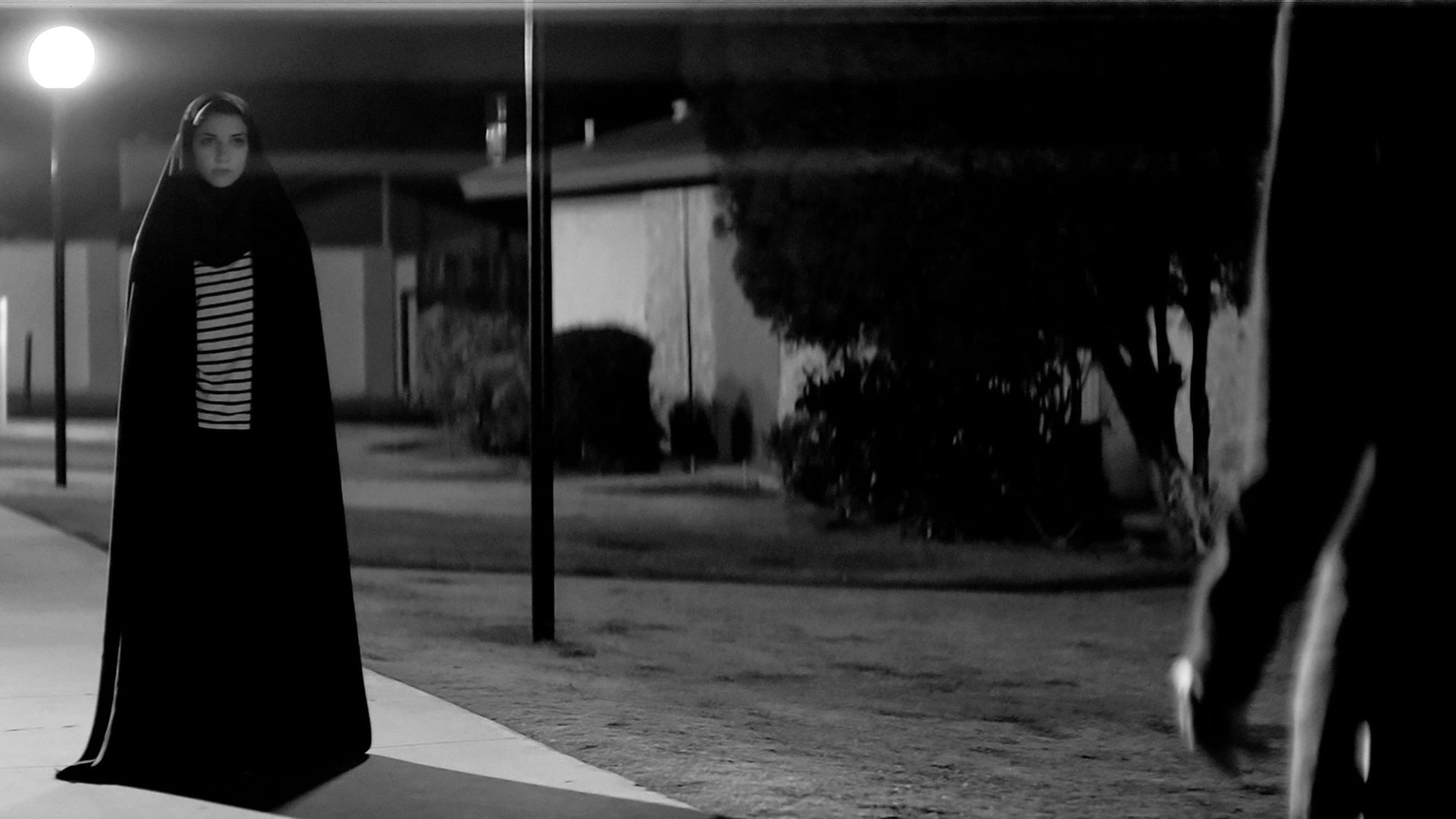 Foto do filme Garota Sombria Caminha pela Noite