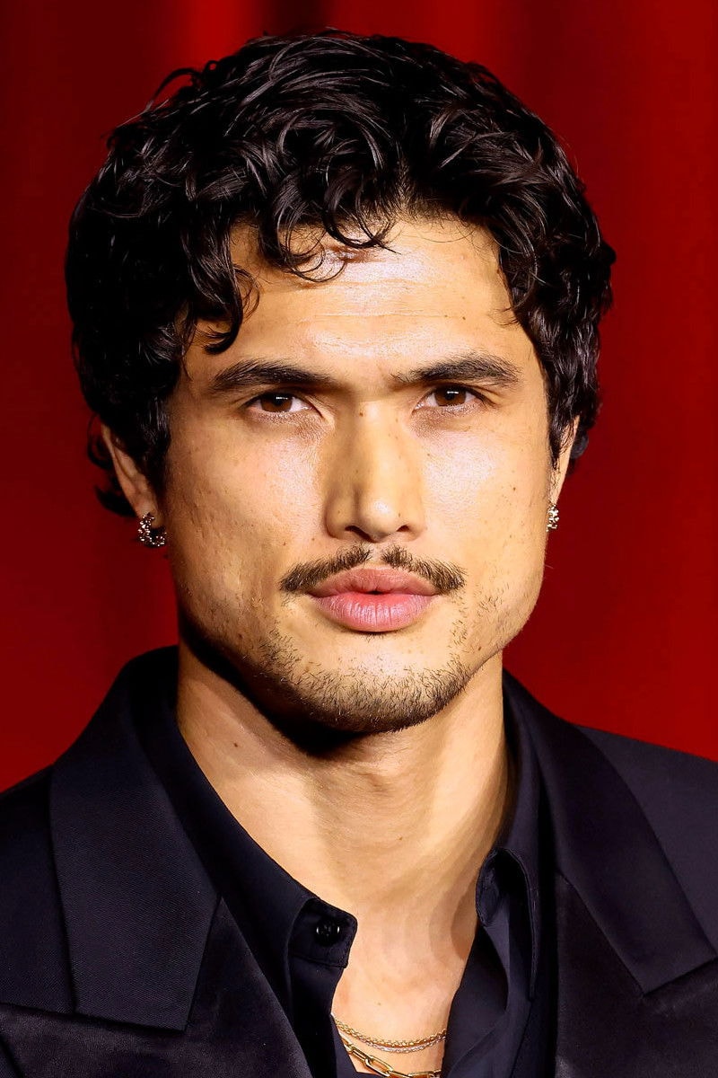 Foto de Charles Melton